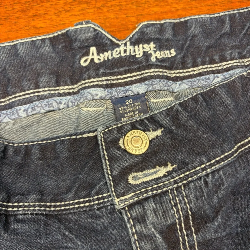 Amethyst Jeans Dark Wash Frayed‎ Hem Shorts - Picture 3 of 7